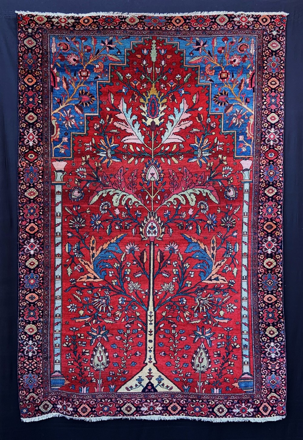antique sarouq feraghan rug northwest persia